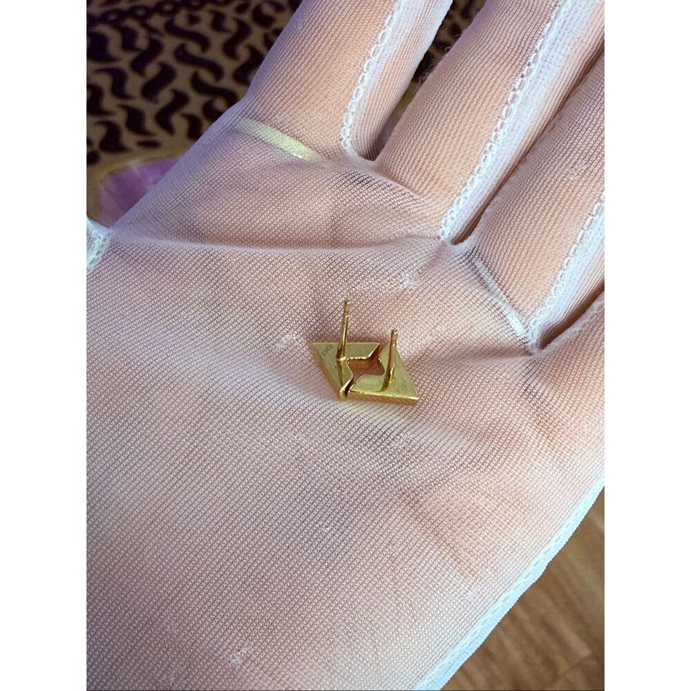 New Louis Vuitton Essential V Gold Plated Earrings Post Stud - Picture 6 of 7